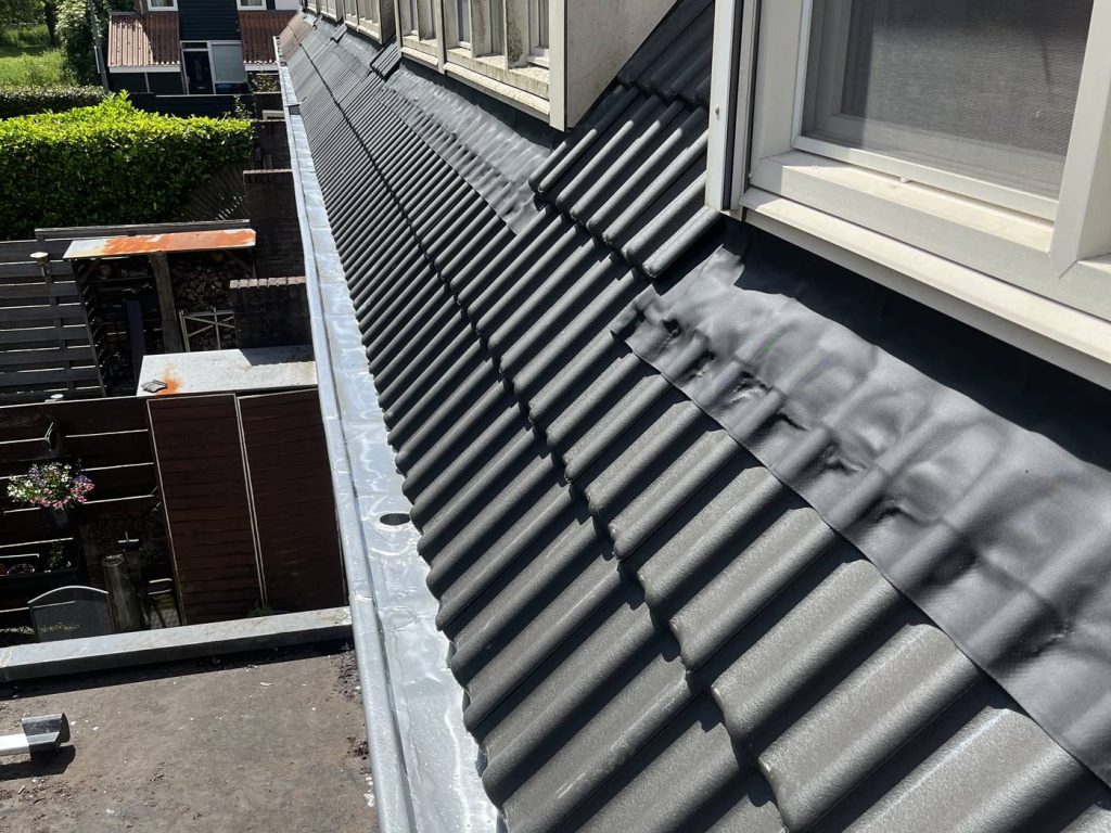 Twee componenten coating op pannendak in [plaats] door Klanderman Dak Renovatie