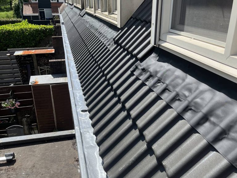 Twee componenten coating op pannendak in [plaats] door Klanderman Dak Renovatie