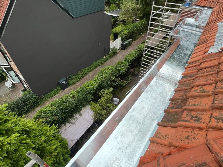 Zinken bakgoot van 16 meter bij monumentaal pand in Haarlem door Klanderman Dak Renovatie
