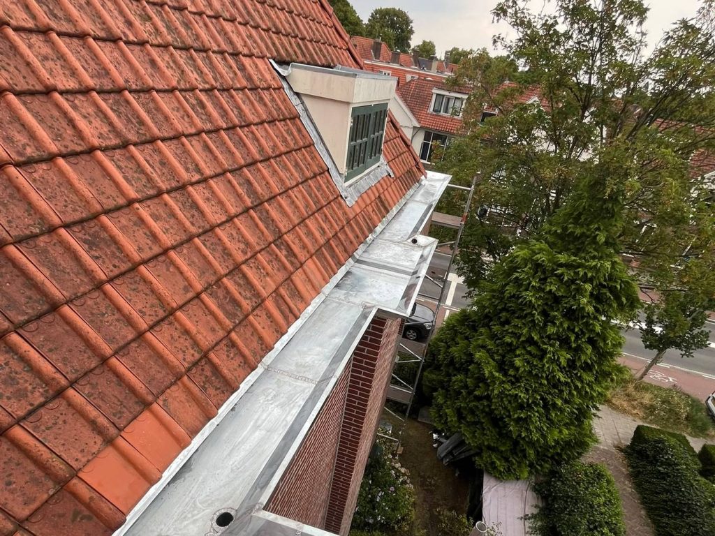 Zinken bakgoot van 16 meter bij monumentaal pand in Haarlem door Klanderman Dak Renovatie