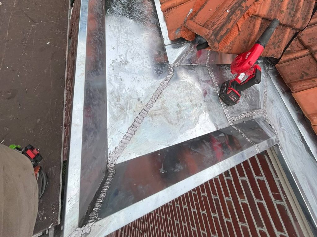 Zinken bakgoot van 16 meter bij monumentaal pand in Haarlem door Klanderman Dak Renovatie