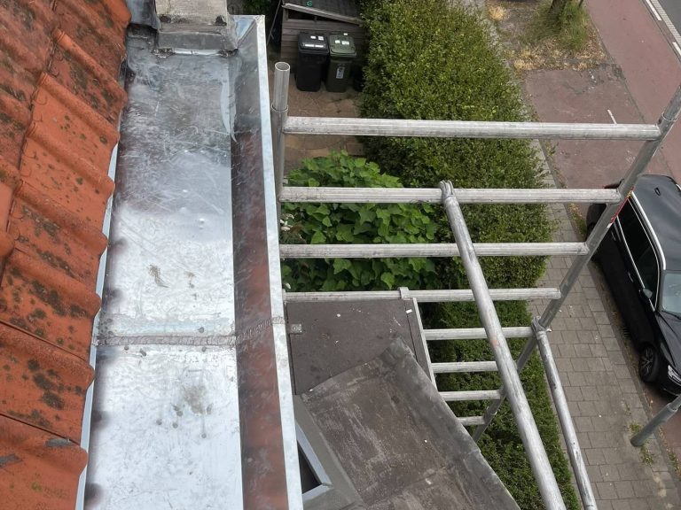 Zinken bakgoot van 16 meter bij monumentaal pand in Haarlem door Klanderman Dak Renovatie