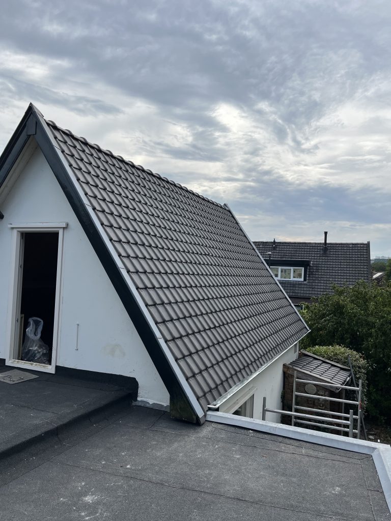 Nieuw pannendak en dakbedekking plat dak in Apeldoorn