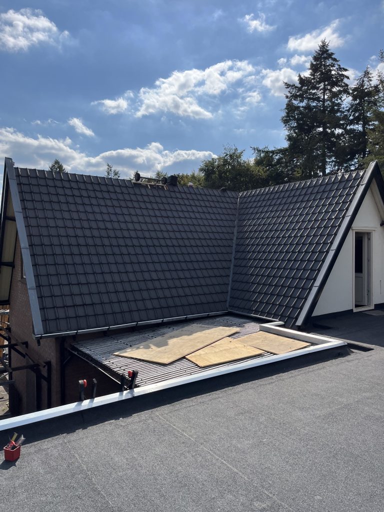 Nieuw pannendak en dakbedekking plat dak in Apeldoorn