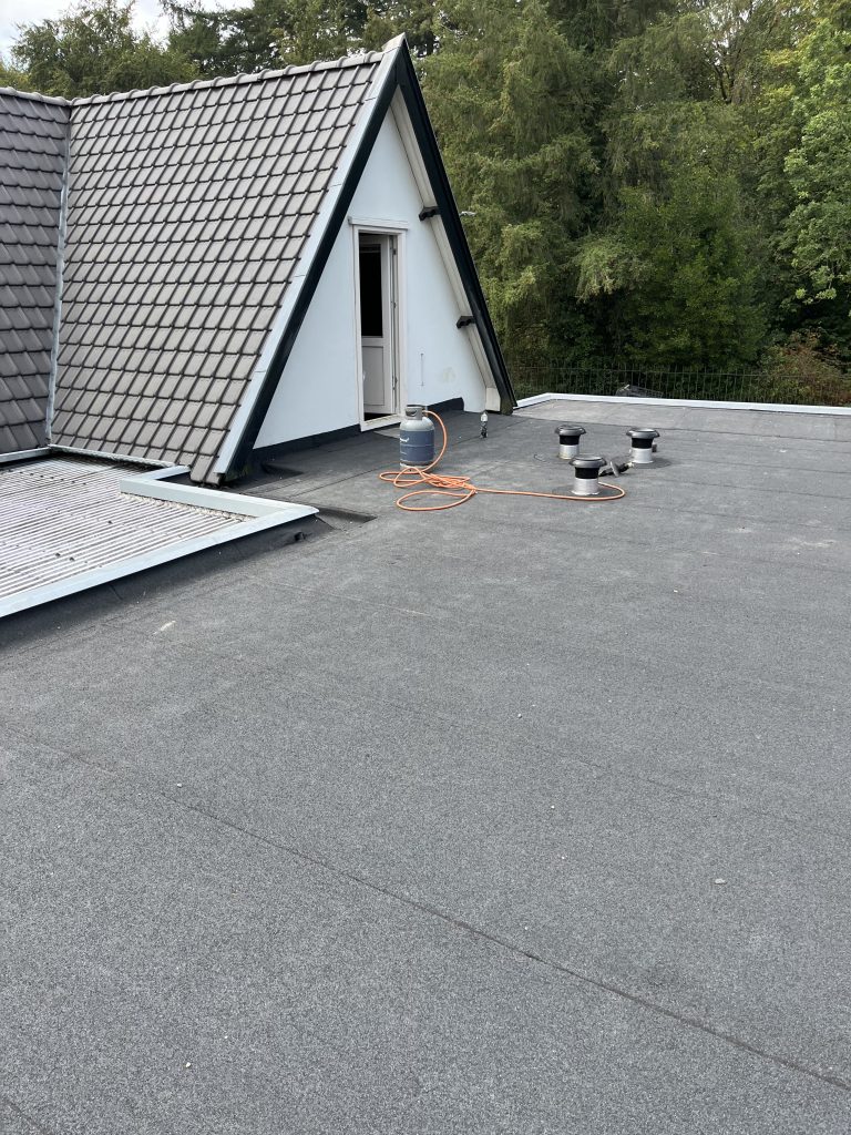 Nieuw pannendak en dakbedekking plat dak in Apeldoorn
